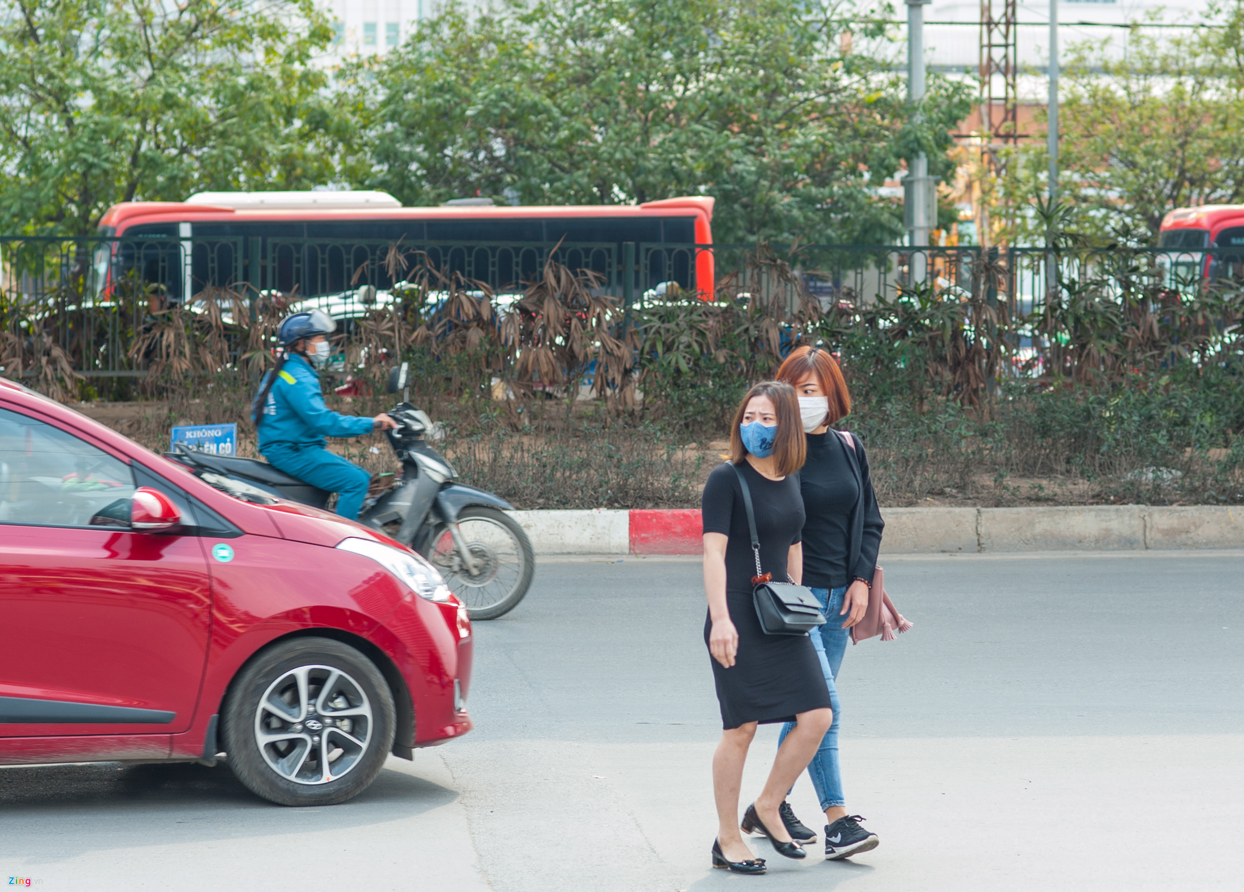 CSGT xử phạt, người đi bộ vẫn vi phạm luật tràn lan